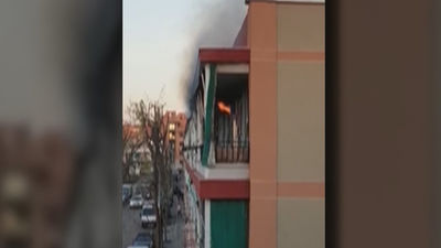 Los bomberos apagan un pequeño incendio en una vivienda de la calle San Timoteo