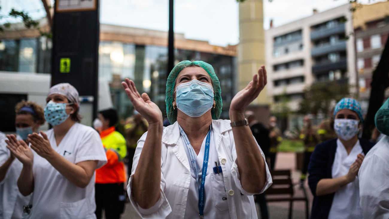Sanitarios de un hospital de Girona durante los aplausos de las 8, en la pandemia del coronavirus