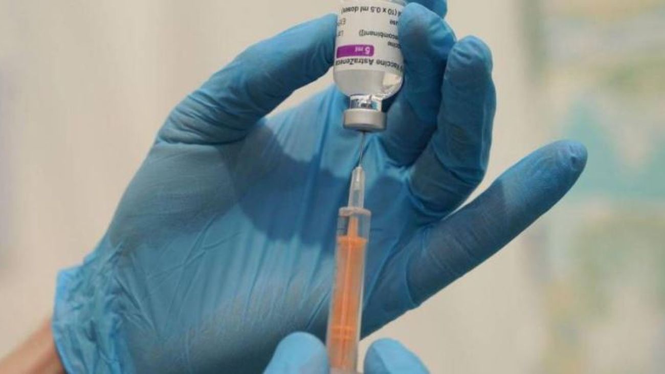 Dinamarca suspende la vacunación con la vacuna de AstraZeneca tras detectar casos graves de trombos
