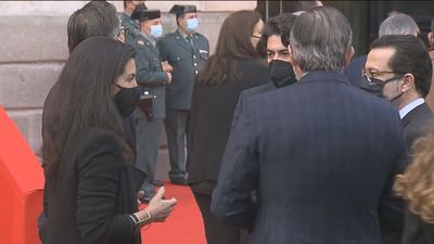 Corrillos políticos al rojo vivo por las dudas de si habrá elecciones o moción de censura en Madrid