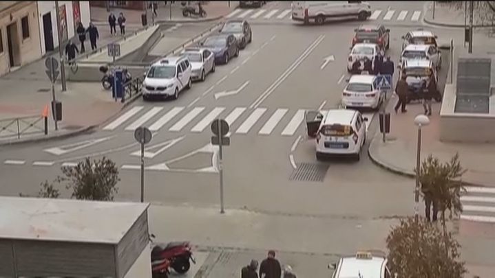 Denuncian la invasión de una vía colapsada por taxistas / Telemadrid