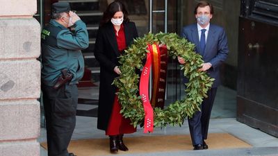 Recuerdo a las víctimas y héroes del 11M con una  corona de laurel en Sol