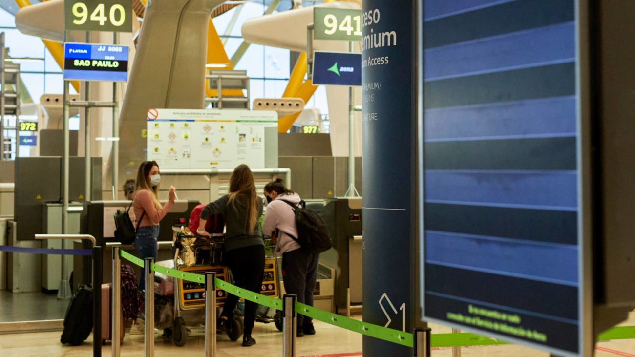 Miles de madrileños siguen esperando el dinero de sus vuelos cancelados por la pandemia