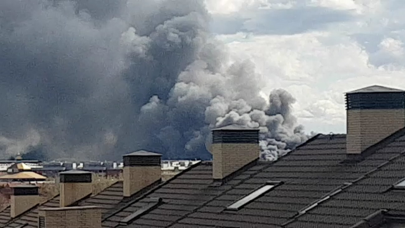 Gran incendio en Valdemoro, con una columna de humo visible desde muchos puntos de Madrid