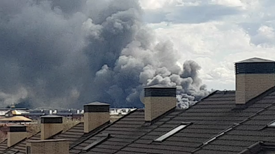 Gran incendio en Valdemoro, con una columna de humo visible desde muchos puntos de Madrid