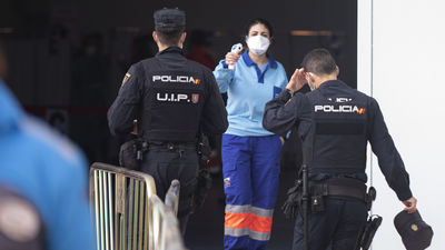 Policías piden mayor control de su salud tras ser vacunados con AstraZeneca