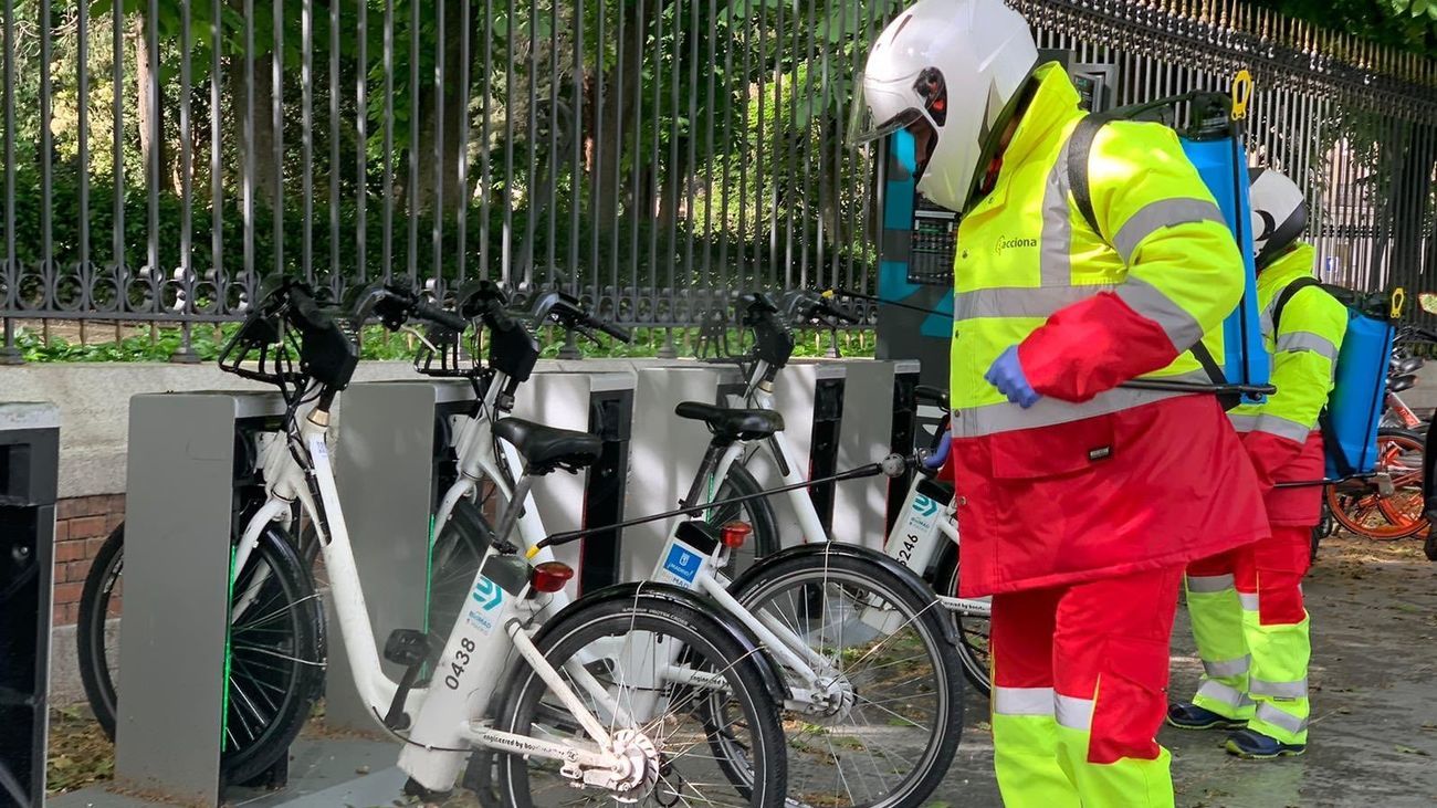 Desinfección de bicicletas en una estación de BiciMAD