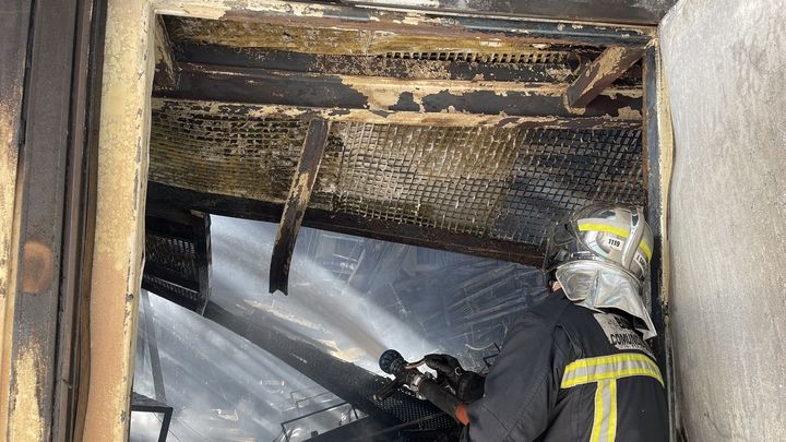 Extinción del fuego en una de las naves de la granja / MADRID 112