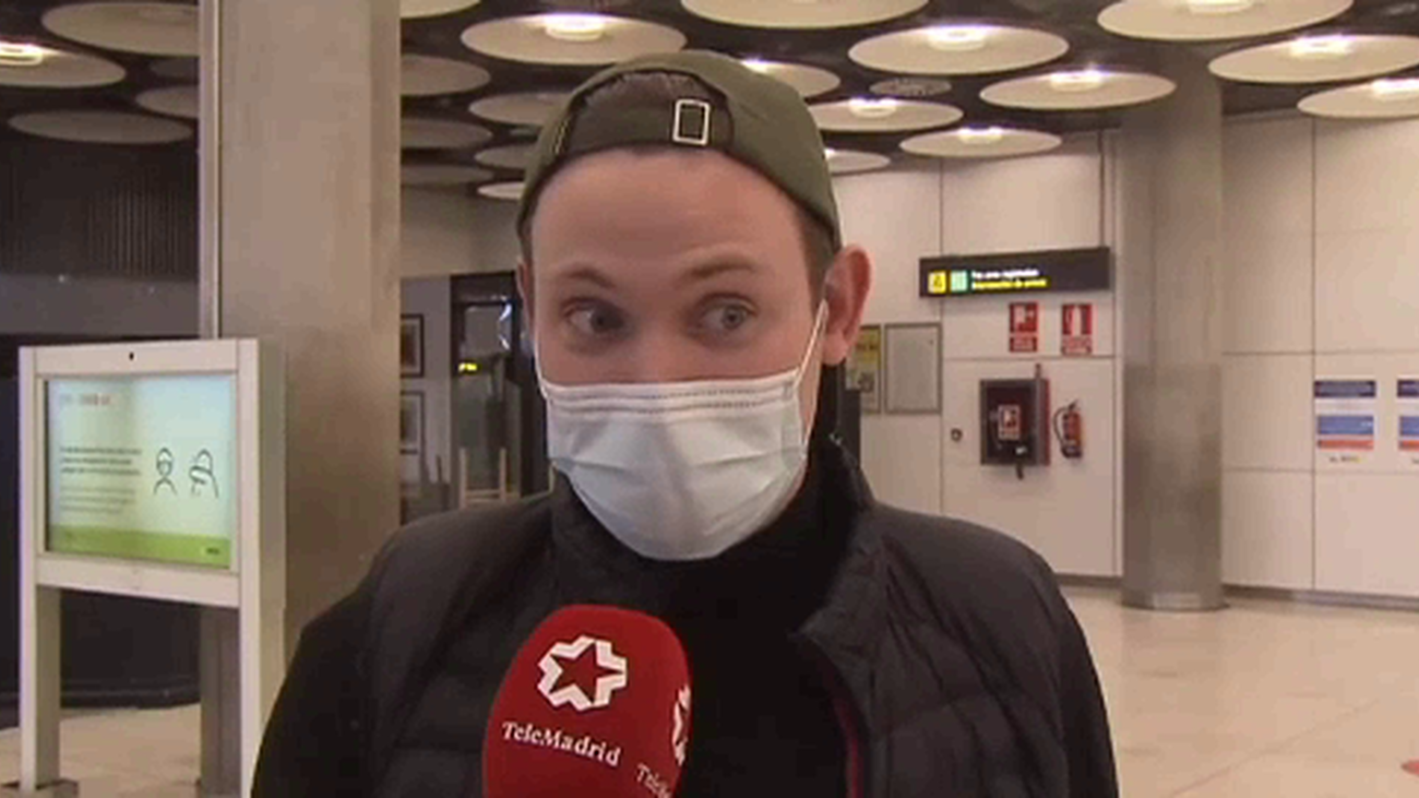 Desembarco de franceses en Barajas dispuestos a pasar un fin de semana de fiesta en Madrid