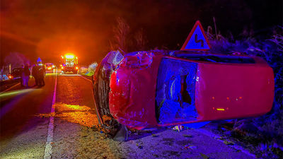 Dos jóvenes heridos al volcar su coche en Gargantila del Lozoya