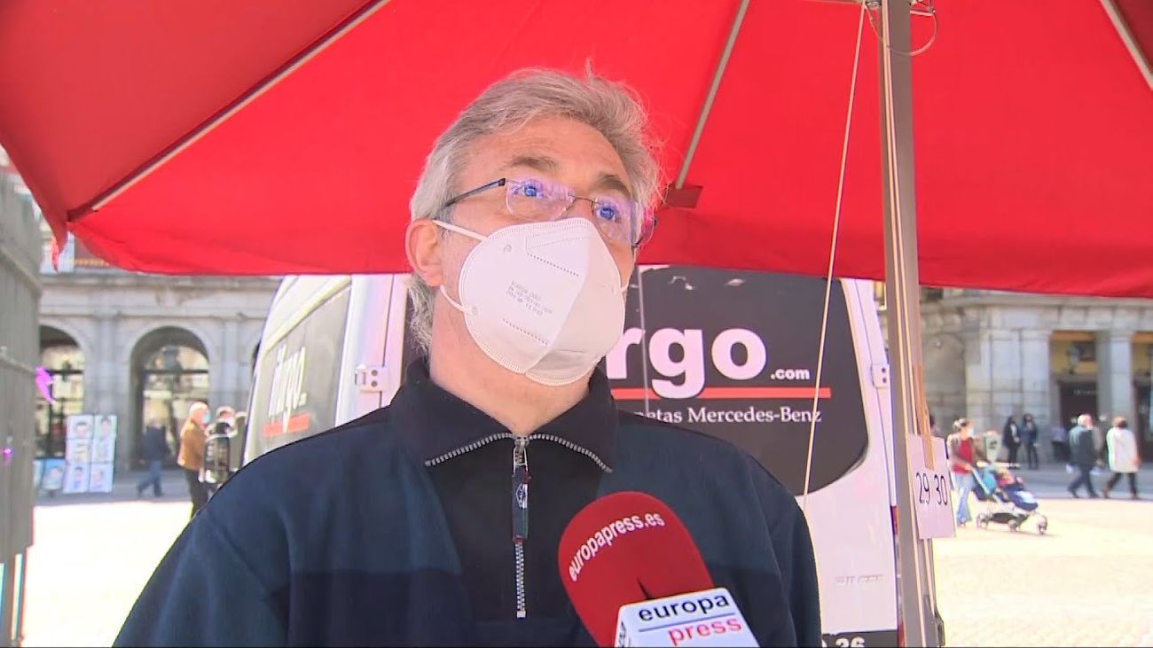 Madrid ha acogido este domingo el Mercado de Filatelia en la Plaza Mayor