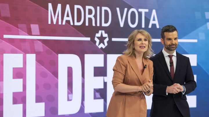 María Rey y Jon Ariztimuño moderaron el debate de 2019. / Comunicación Telemadrid