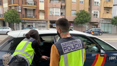 Seis detenidos en Retiro, uno de ellos acusado de abuso sexual, por retener a varias jóvenes en un piso turístico