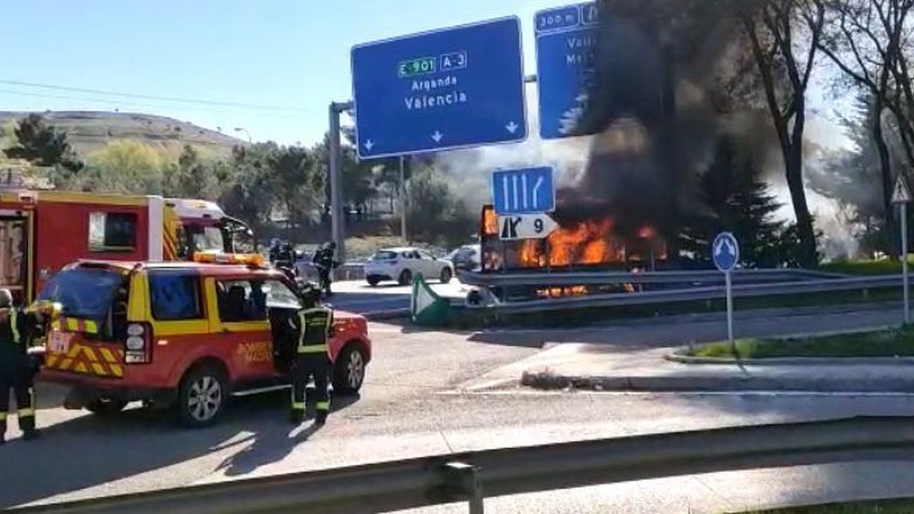 Incendio de un autobús interurbano en la A-3, a la altura de Santa Eugenia