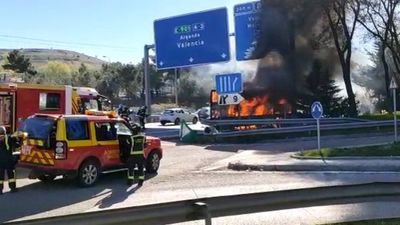 Incendio de un autobús interurbano en la A-3 sin heridos, en la entrada a Santa Eugenia