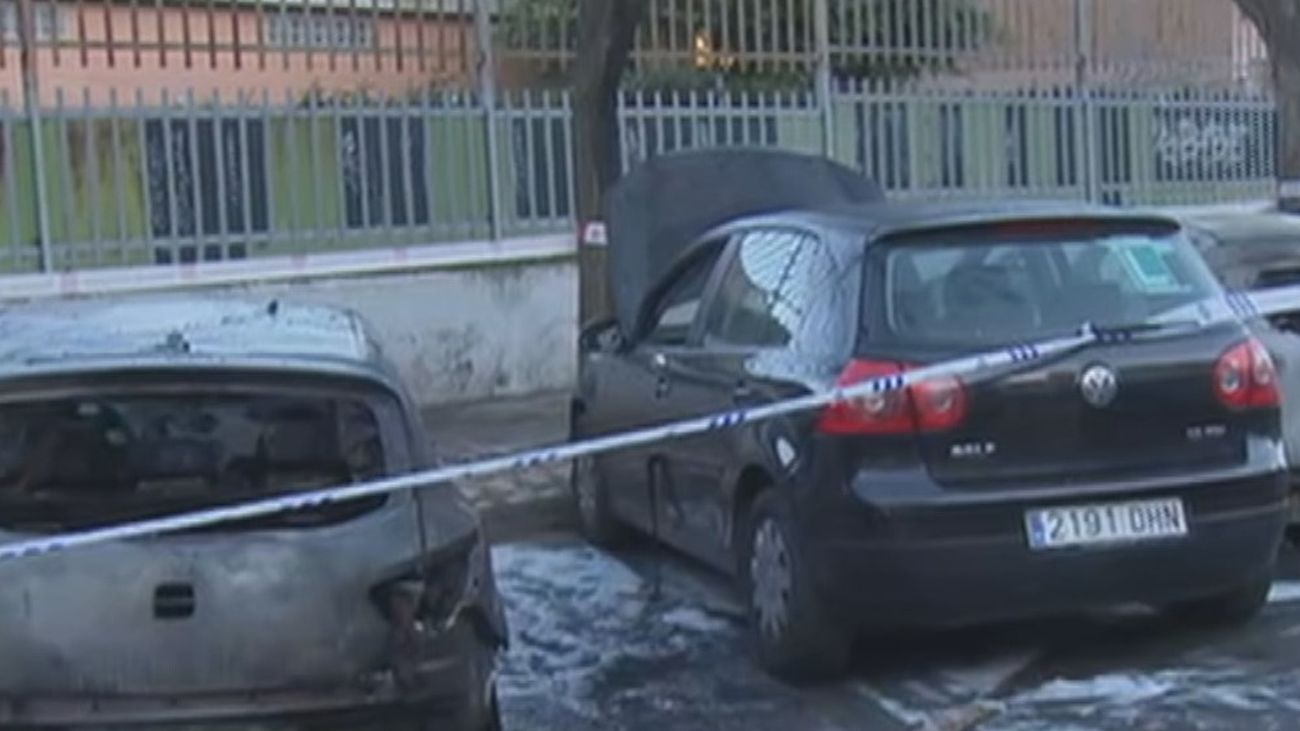 Arden en plena calle al menos 5 coches en Torrejón