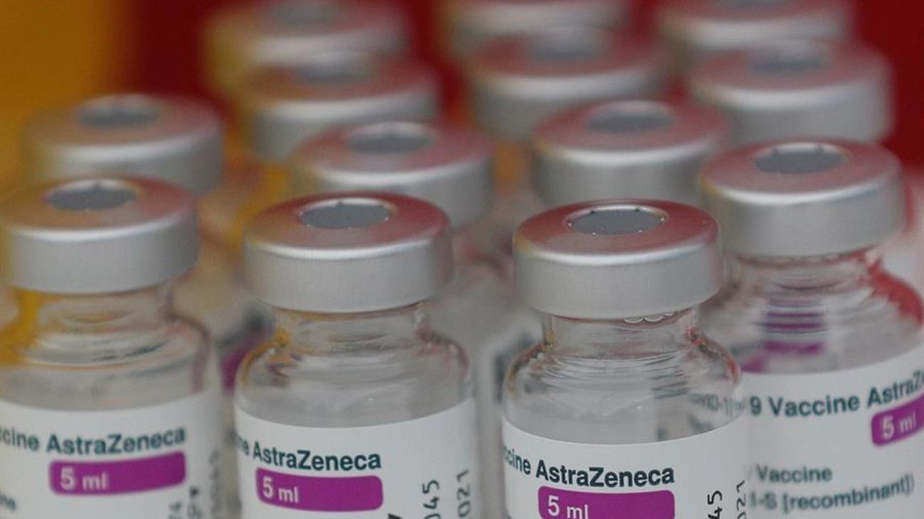 Dudas entre los 161.818 profesores, bomberos o policías de Madrid que han recibido la vacuna de AstraZeneca