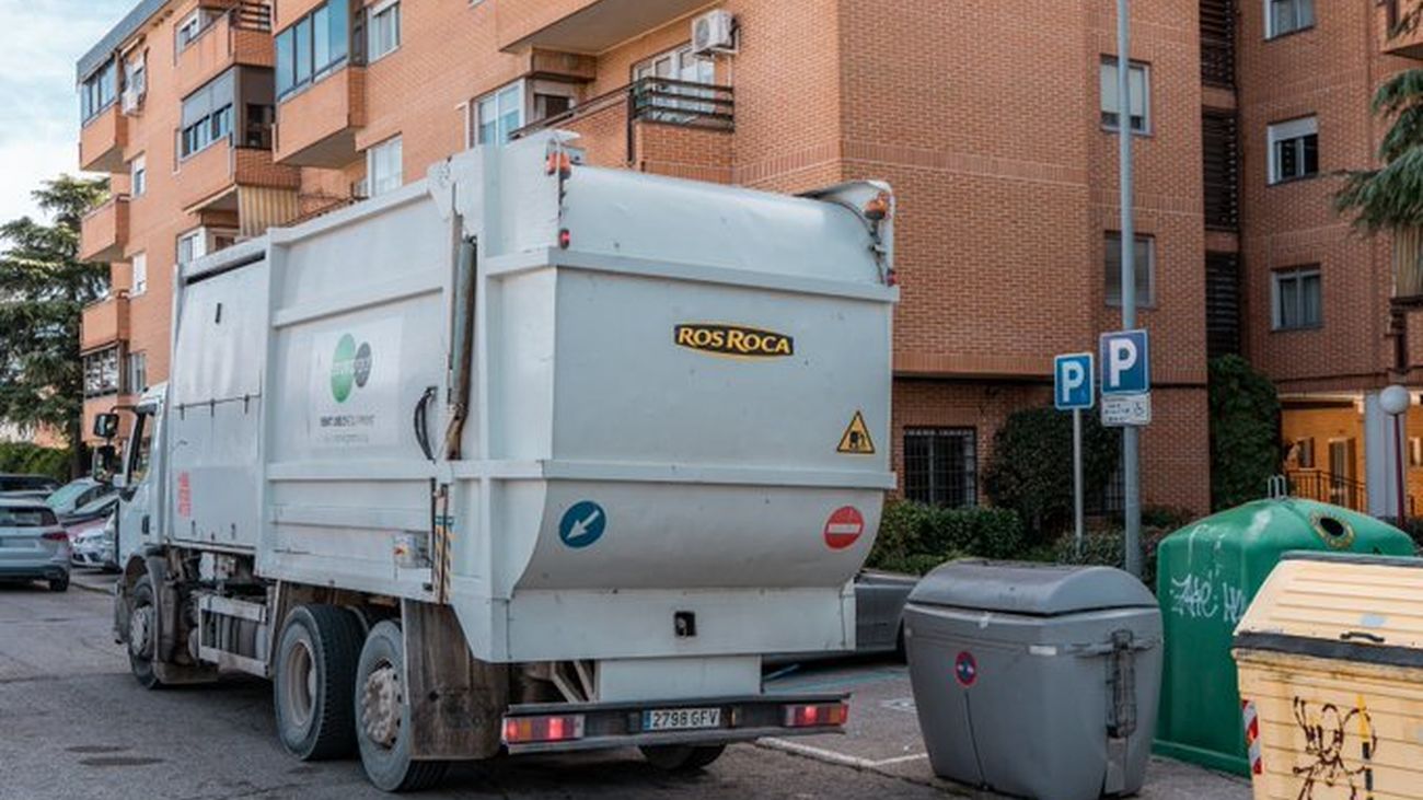 Camión de recogida de residuos urbanos  en Colmenar Viejo
