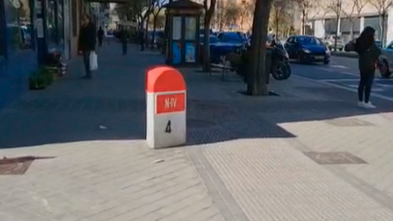 ¿Qué hace un mojón en medio de la acera en la calle Antonio López?