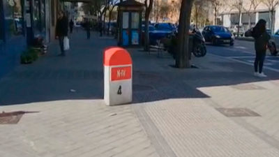 ¿Qué hace un mojón en medio de la acera en la calle Antonio López?