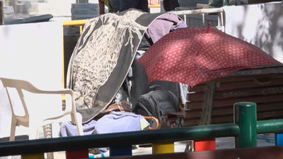 Los vecinos denuncian la degradación de la Plaza Dos de Mayo por un nuevo asentamiento de indigentes