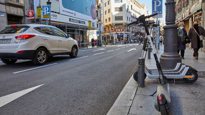 Madrid quiere poner fin a los patinetes, motos y bicicletas mal aparcados