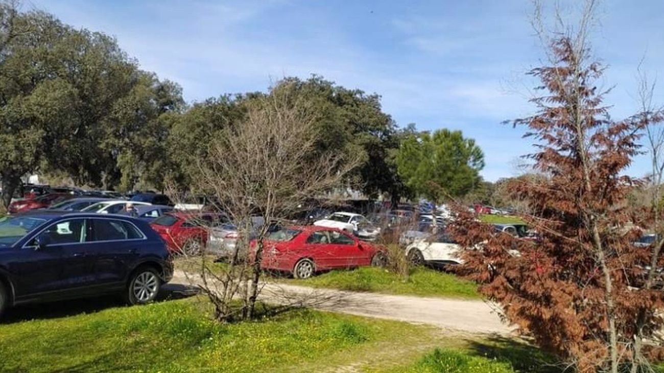 Vehículos estacionados fuera de los aparcamientos habilitados en El Pardo