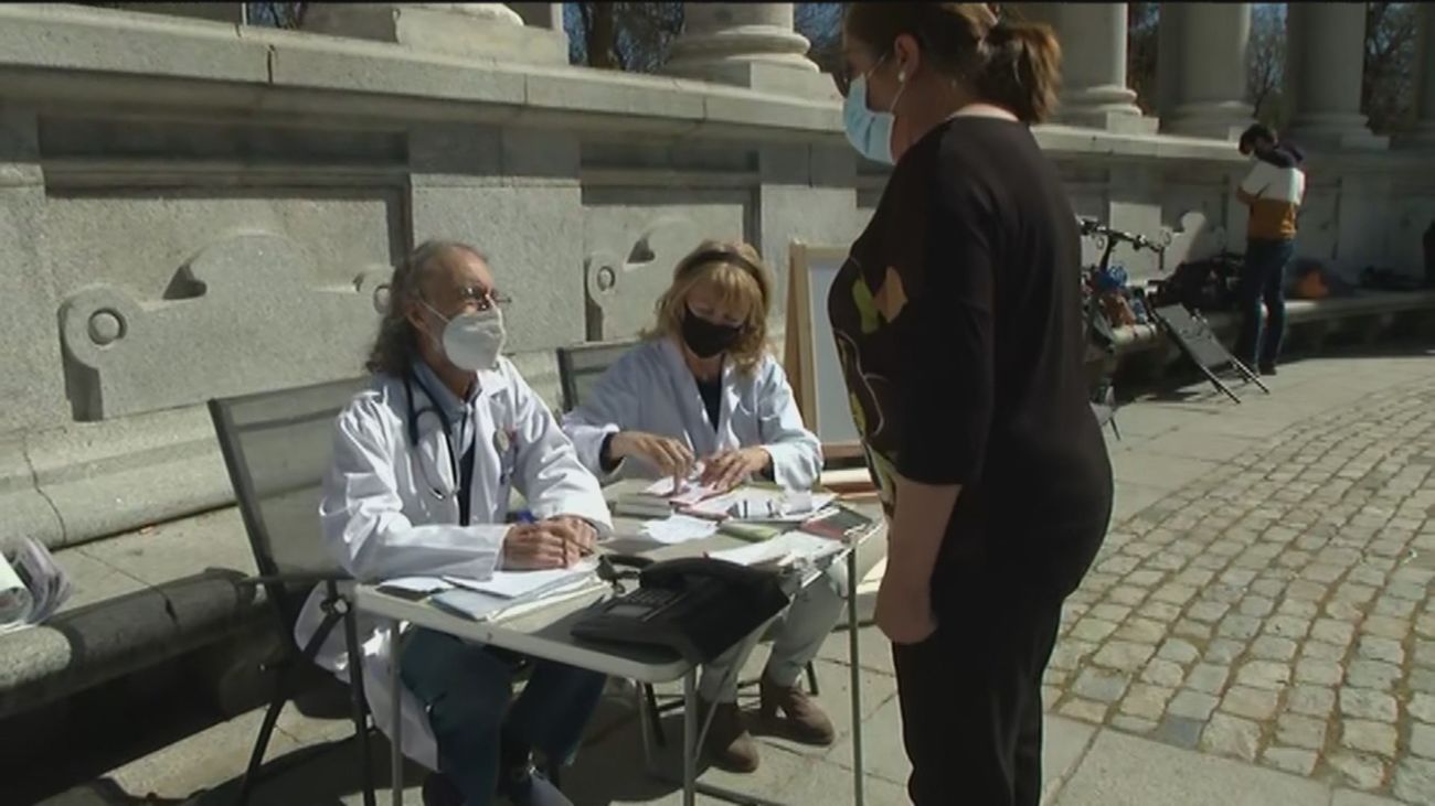 Los médicos de Madrid sacan sus consultas al Retiro en protesta por la situación de la Atención Primaria