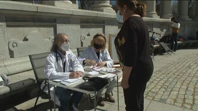 Los médicos de Madrid sacan sus consultas al Retiro en protesta por la situación de la Atención Primaria