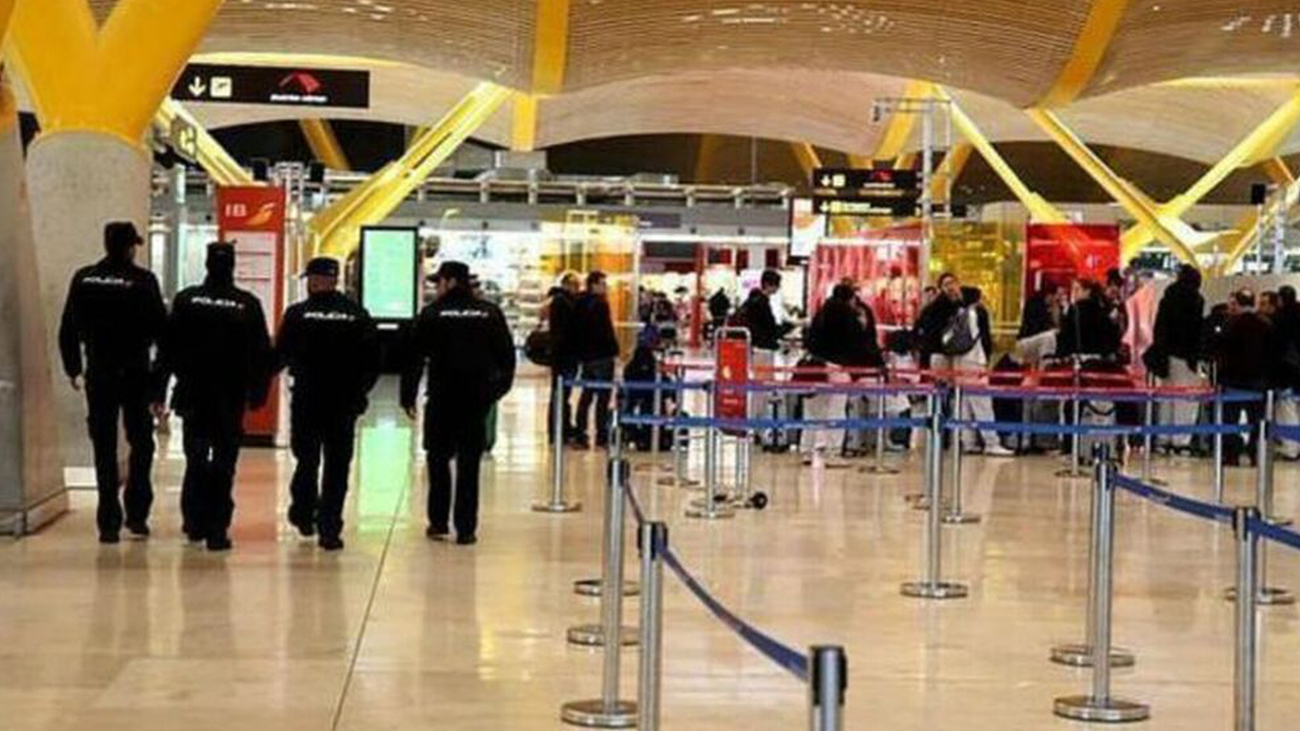 Agentes de Policía Nacional recorren el interior del aeropuerto de Barajas