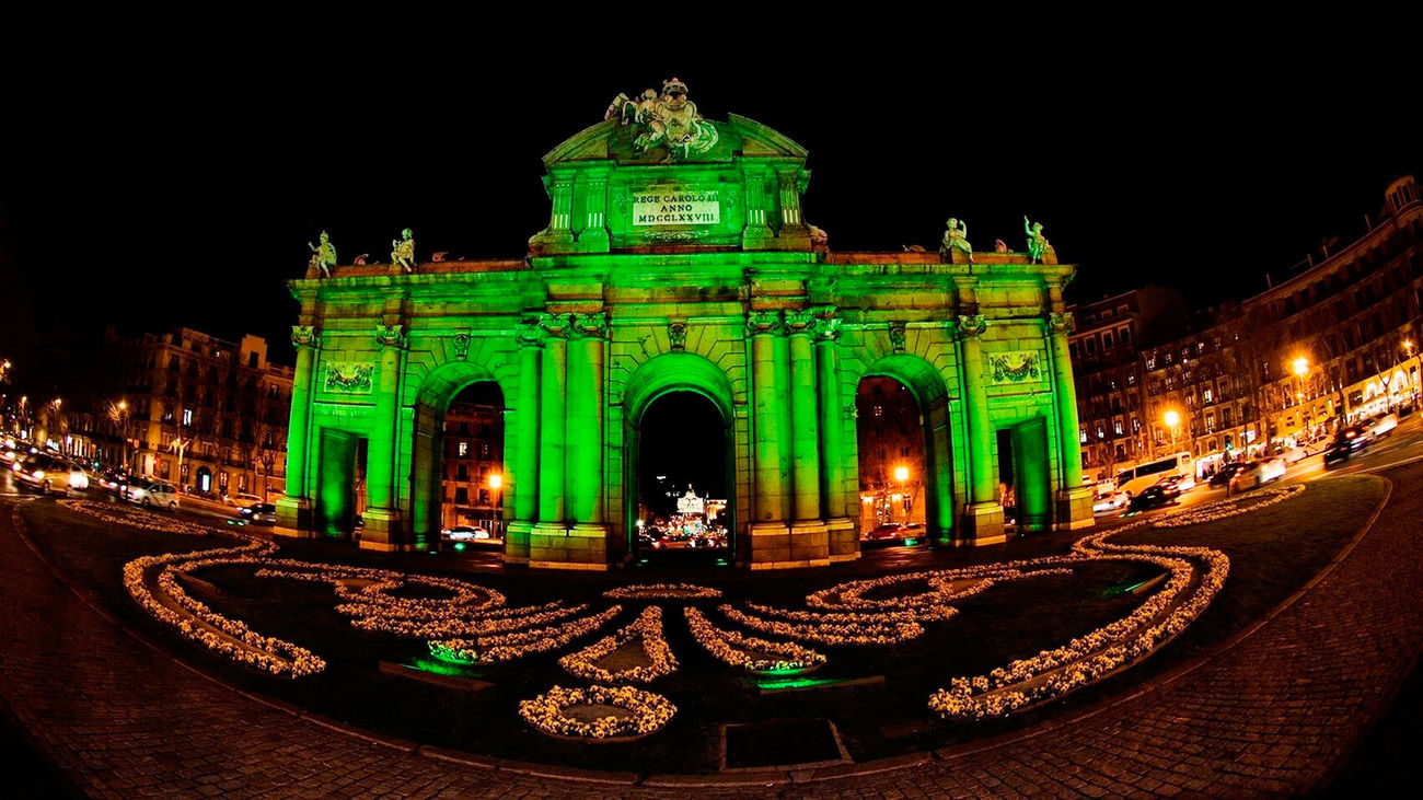Puerta de Alcála de Madrid teñida en verde por San Patricio