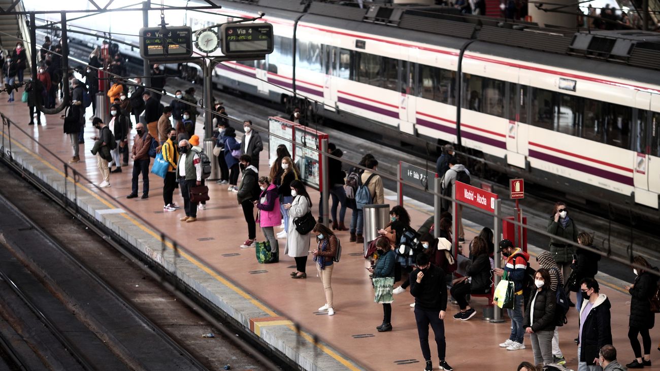 Viajeros esperando el Cercanías en la estación de Atocha