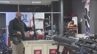 Trucan patinetes para que corran a más de 80 km hora siguiendo manuales en Internet