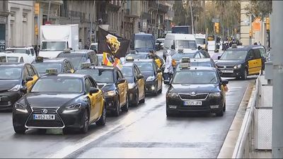 Los taxistas colapsan Barcelona en protesta contra la vuelta de Uber que defiende su legalidad