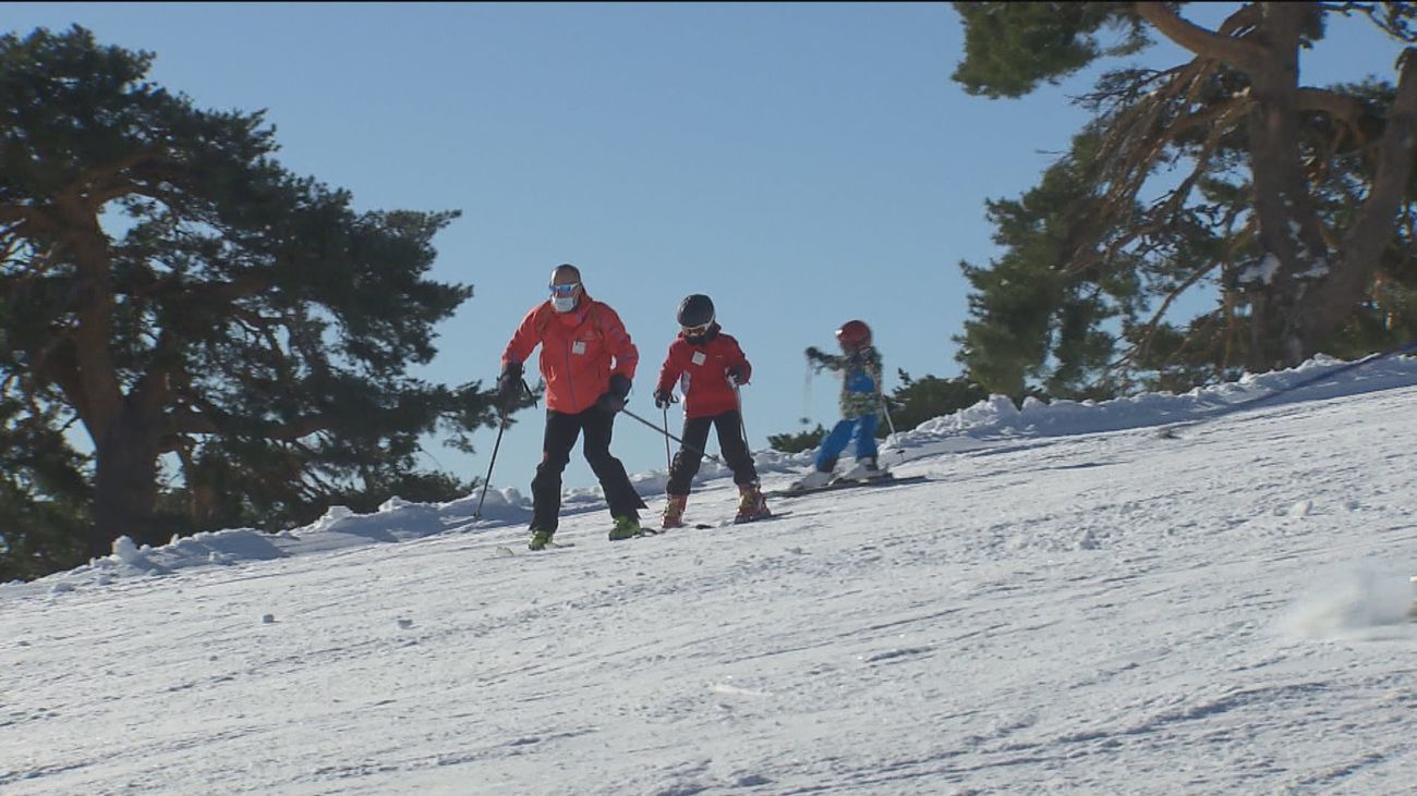 Una familia esquía en el Puerto de Navacerrada