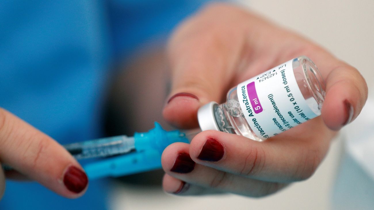 Los médicos denuncian el daño a la confianza en la vacunación tras suspenderse la de AstraZeneca