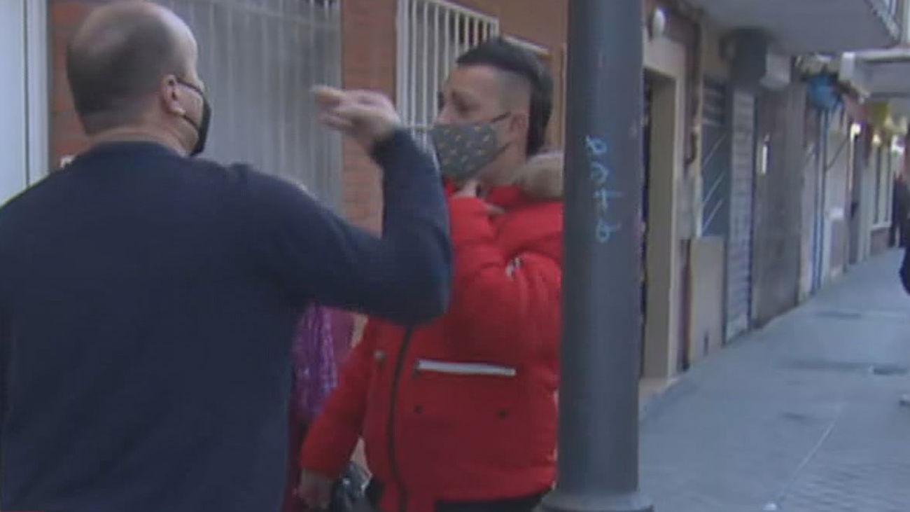 Trifulca en Vallecas por confundir polvos de talco con azufre para que no orinen los perros