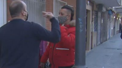 Trifulca en Vallecas por confundir polvos de talco con azufre para que no orinen los perros