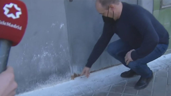 Puerta corroída por los orines de los perros y supuestamente rociada con azufre / TELEMADRID