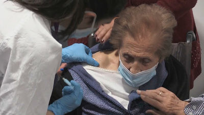 Los mutualistas mayores de 80 años reciben sus vacunas en el Zendal durante el puente