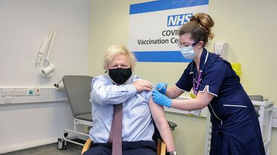 Boris Johnson recibe la vacuna de AstraZeneca contra el coronavirus