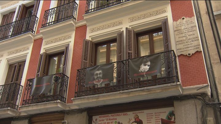 50 sonrisas desde los balcones de Lavapìés, en apoyo a la vida del barrio