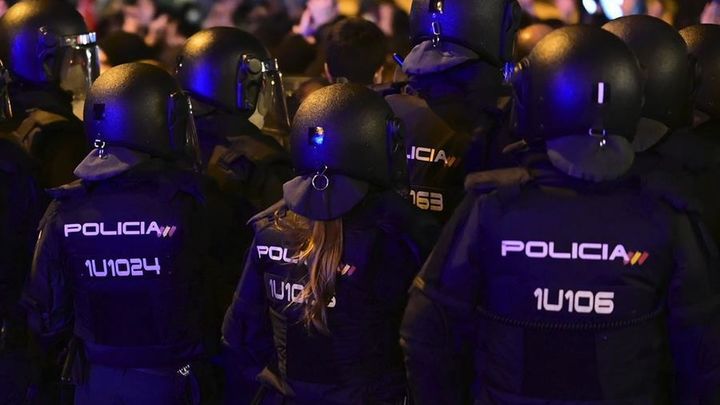 Efectivos policiales vigilan la manifestación para pedir la libertad del rapero Pablo Hasél / EFE