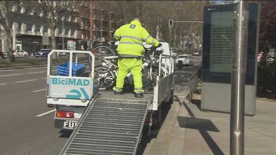 Retiran bicicletas y patinetes eléctricos de Atocha antes de la marcha en apoyo de Hasél
