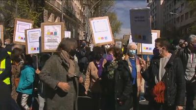 Cientos de personas reclaman la continuidad de la Casa de Cultura de Chamberí