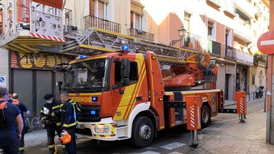 Un intoxicado en el incendio de una vivienda en el distrito Centro de Madrid