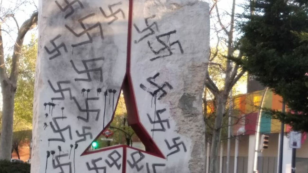 Esvásticas en el monumento a las Brigadas Internacionales, en Vicálvaro