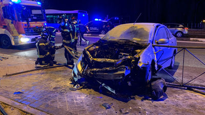 Un coche se incendia al perder el control  del vehículo el conductor y chocar con una valla en el puente de Praga