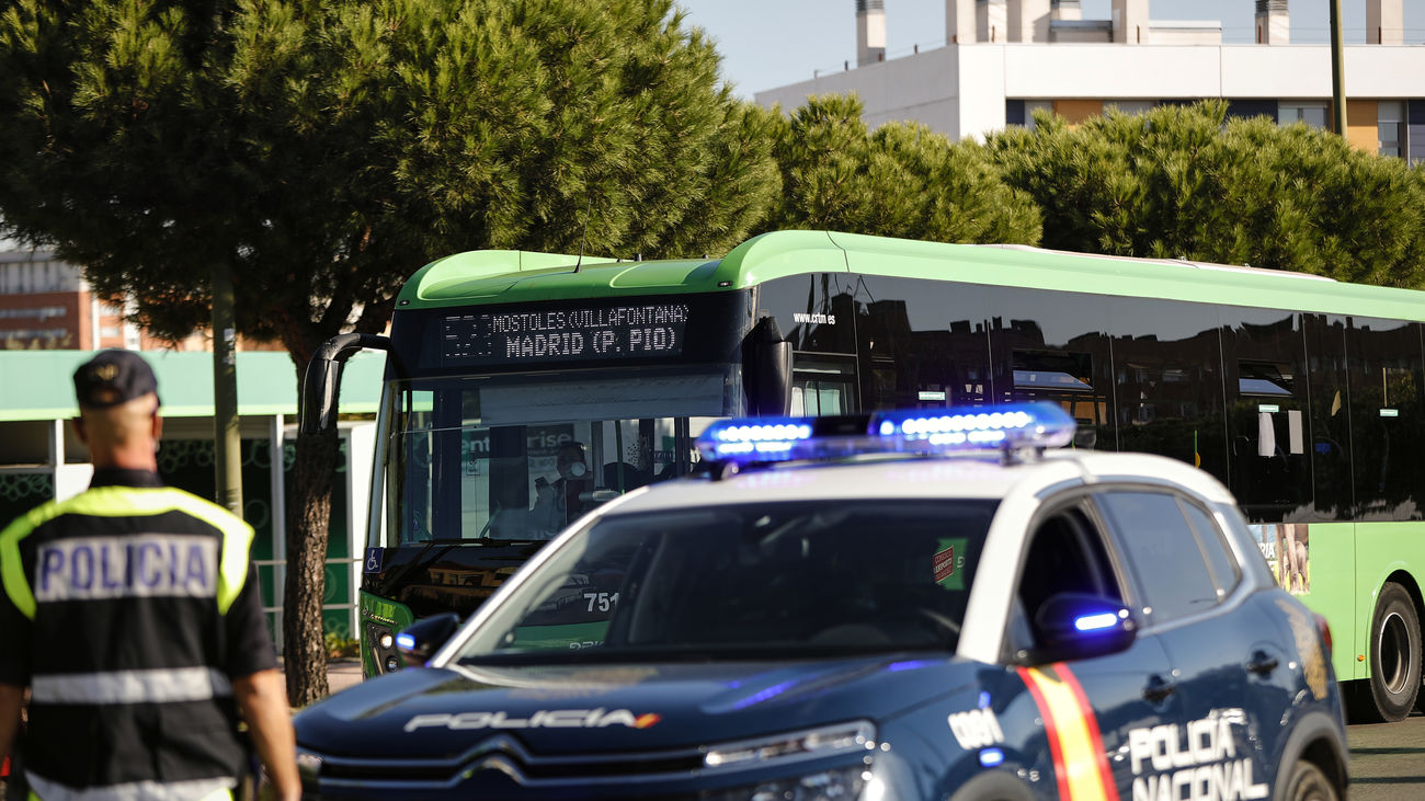 Vehículo de la Policía Nacional por las calles de Móstoles
