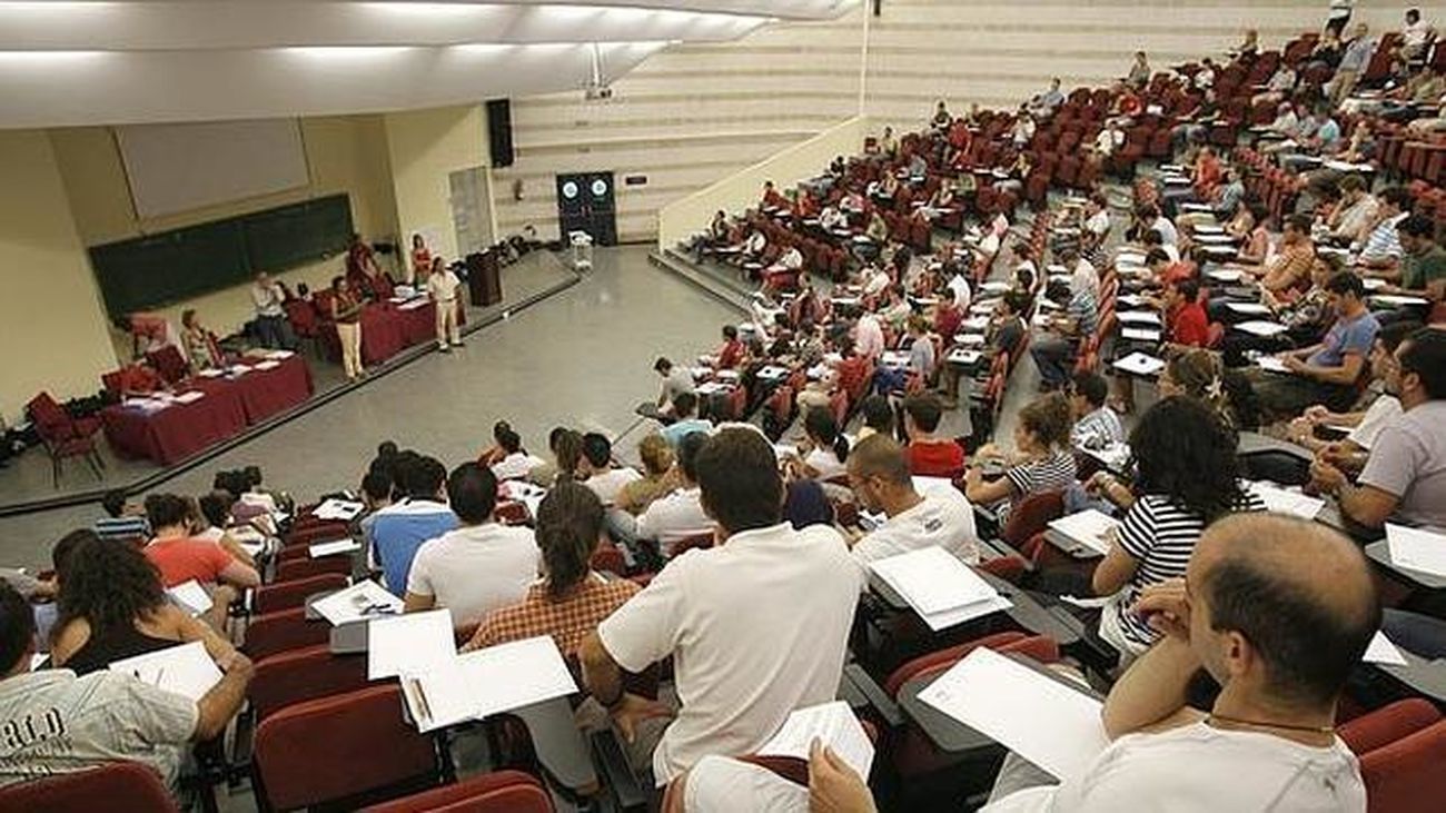Realización de exámenes en una oposición para profesores en Madrid